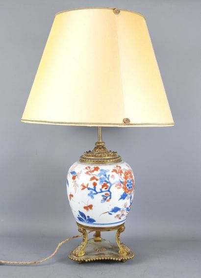 JAPON : Lampe en porcelaine à décor Imari,...
