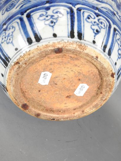 CHINE : Vase en porcelaine à décor blanc...