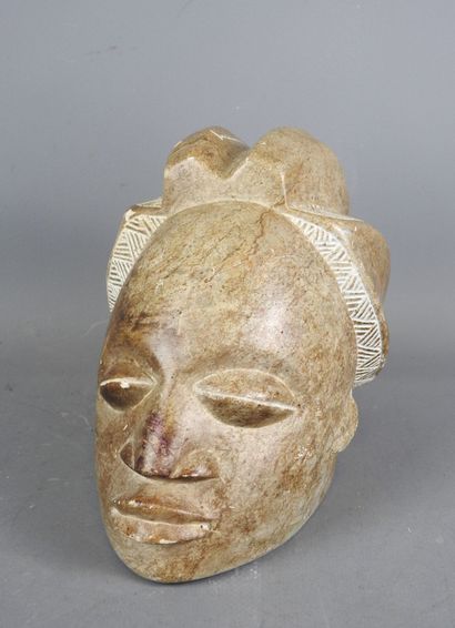GABON, Ngounié region.
Imposing head in steatite...