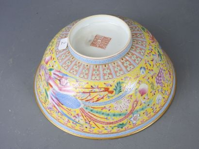 CHINA: Porcelain bowl with polychrome enamel...
