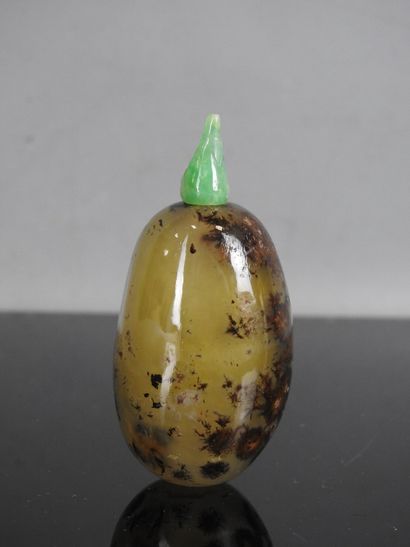 CHINA - 19th century
Pebble-shaped snuff...