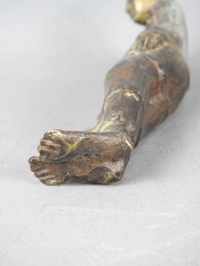 TIBET : Bouddha allongé en bronze à patine...