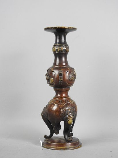 JAPON : Vase tripode en bronze. H. 20 cm...