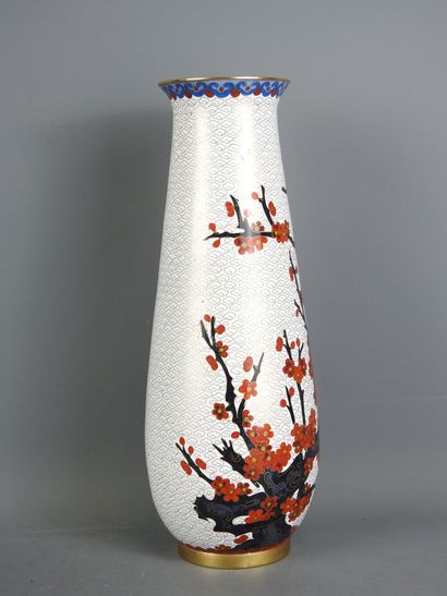 JAPON : Vase en émaux cloisonnés à décor...