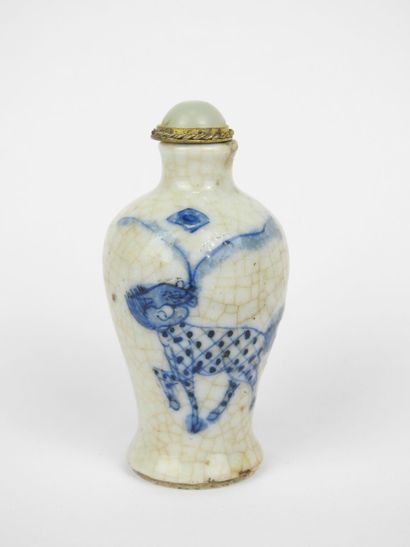 CHINE - Vers 1900
Flacon tabatière en porcelaine...