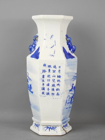 CHINE : Vase en porcelaine blanc bleu de...