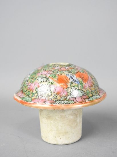 CHINA - Canton: Porcelain cylindrical covered...