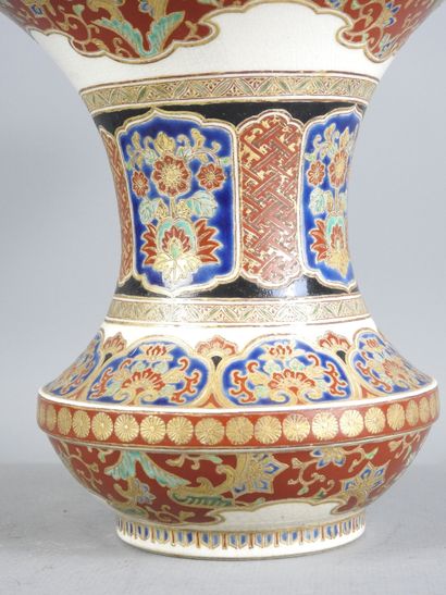 JAPON : Vase en faïence à décor Satsuma....