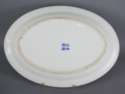 CHINE.
Plat de forme ovale en porcelaine...