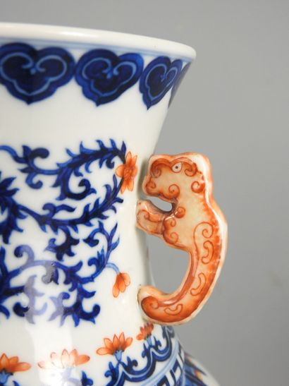 CHINE : Vase à deux anses en porcelaine blanc...