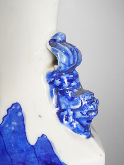 CHINE : Vase en porcelaine blanc bleu de...