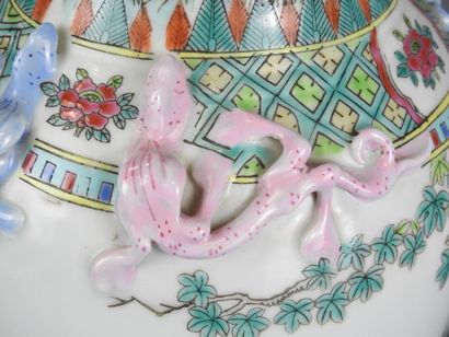 CHINE : Vase balustre en porcelaine à décor...