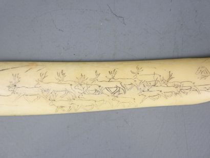 ART INUIT : long couteau en os de renne à...