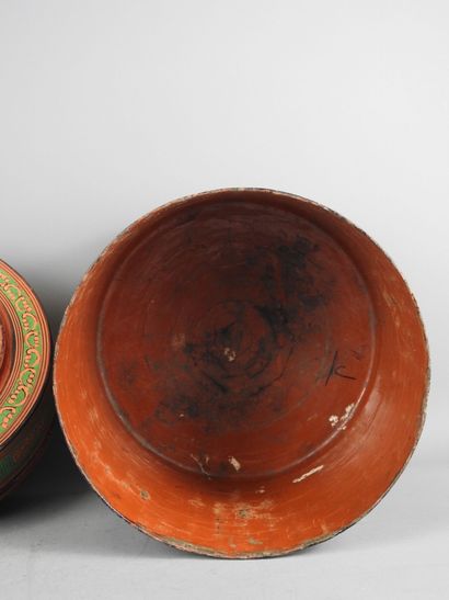 BIRMANIA: Lacquered bamboo betel box decorated...