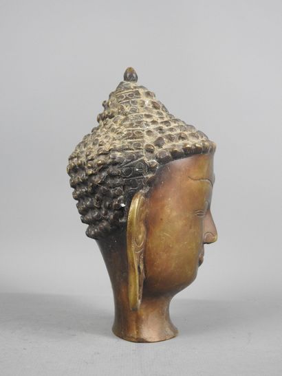 THAILANDE ou LAOS : Tête de Bouddha en bronze...