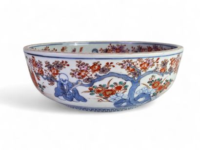 CHINA, late 19th century.
Circular porcelain...