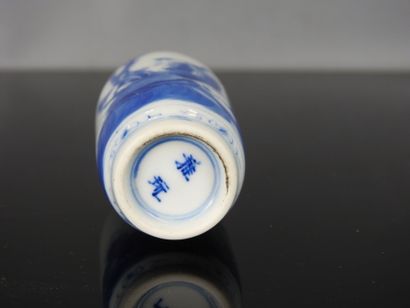 CHINE - XIXe siècle
Flacon tabatière en porcelaine...