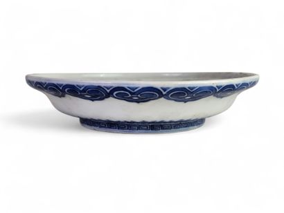 CHINA, 19th century.
Flared circular dish...