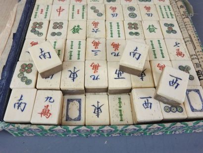 CHINE. Jeu de mahjong ancien dans sa boite...