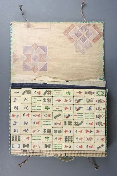 CHINE. Jeu de mahjong ancien dans sa boite...