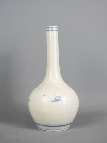 CHINE : Vase de forme double gourde en porcelaine...