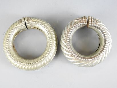 INDE.
Deux bracelets ouverts en métal argentifère,...