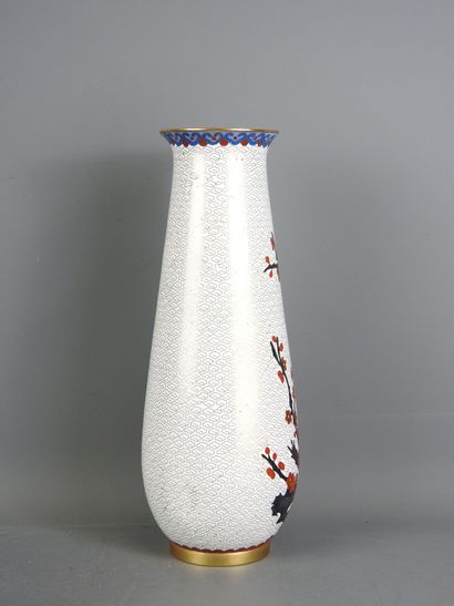 JAPON : Vase en émaux cloisonnés à décor...