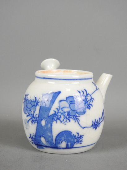 CHINE : Deux théières et un pot cylindrique...