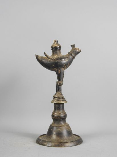NEPAL.
Très ancienne lampe à huile rituelle...
