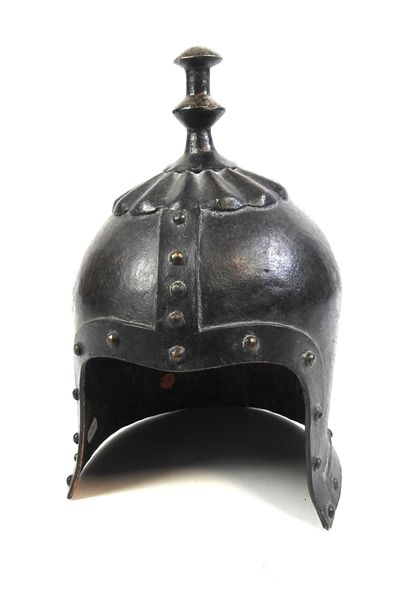 CHINE. Casque fantaisie en fer patiné à sommet...