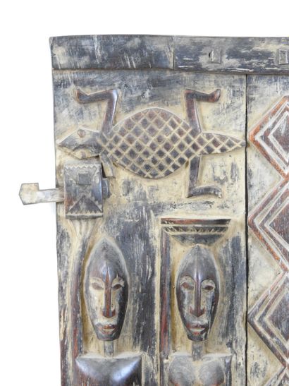 DOGON - MALI : Volet de case en bois sculpté...