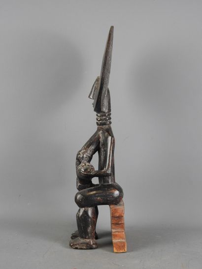 Ashanti - Ghana : Statue de maternité représentant...