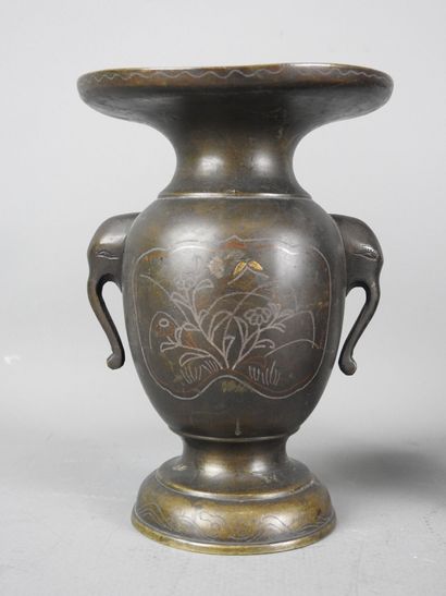 JAPON.
Paire de vases en bronze, les anses...