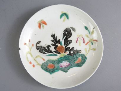 CHINE : Trois coupelles circulaires en porcelaine...