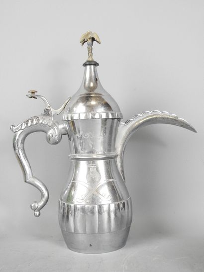 ORIENT : Théière en métal argenté portant...