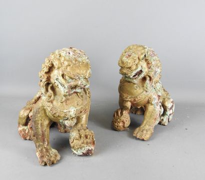 CHINE : Couple de chiens de Fô assis en fonte...
