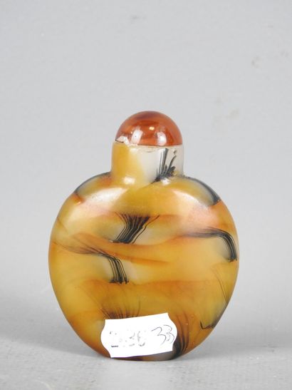 CHINE : Tabatière en pierre dure. H. 7 cm....