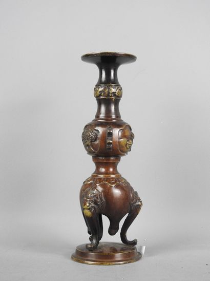 JAPON : Vase tripode en bronze. H. 20 cm...