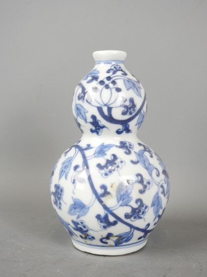 CHINE : Vase de forme double gourde en porcelaine...