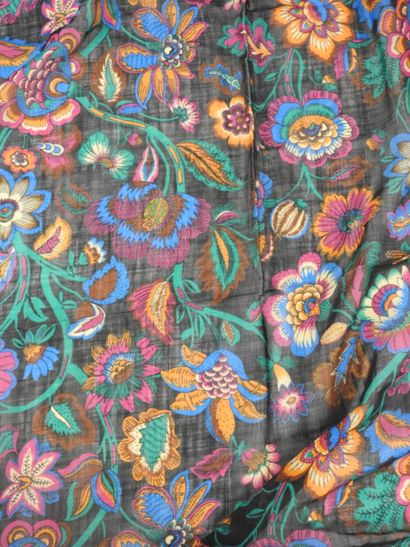 YVES SAINT LAURENT. Grand foulard imprimé....