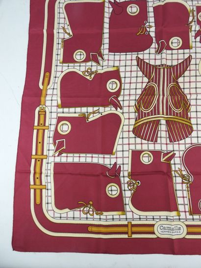 HERMES - Paris. Carré de soie Camails. 90...
