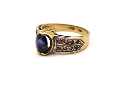 18K (750°/°°) yellow gold ring centered on...