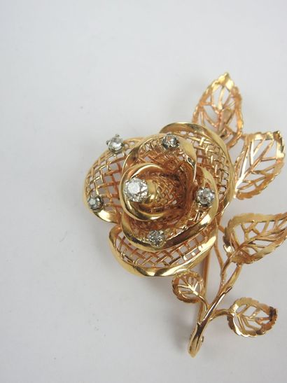 Flower brooch in 750/1000 yellow gold set...