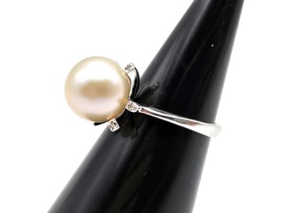 750 thousandth white gold flower ring centered...