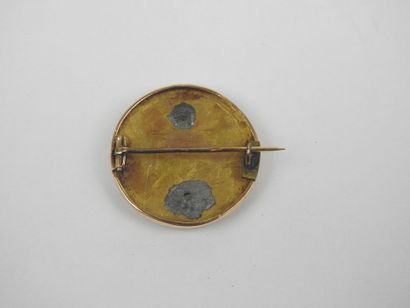 Circular brooch in 750/1000 yellow gold embellished...