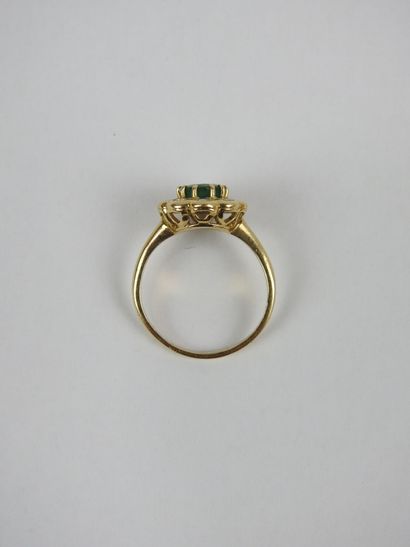 Daisy ring in yellow gold 750/1000e, emerald...