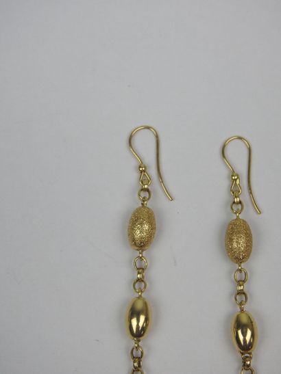 PAIR OF EAR PENDANTS in 750/1000th yellow...