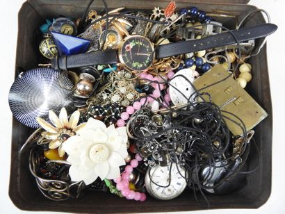 Important LOT BIJOUX FANTAISIE comprenant...