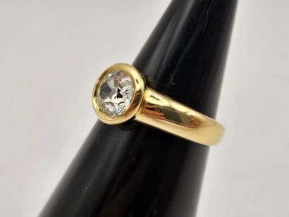 RING in 18K (750°/°°) yellow gold centered...