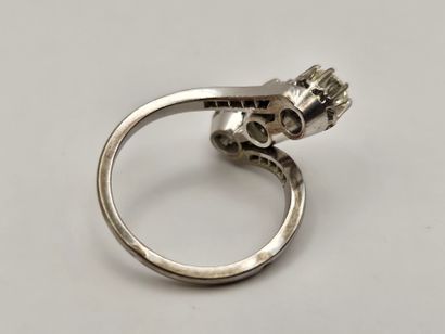 18K (750°/°°) white gold ring set with 3...